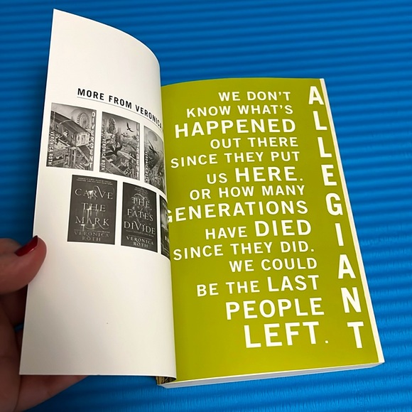 Divergent Series 10th Anniversary Collector’s Edition Books - Picture 5 of 7